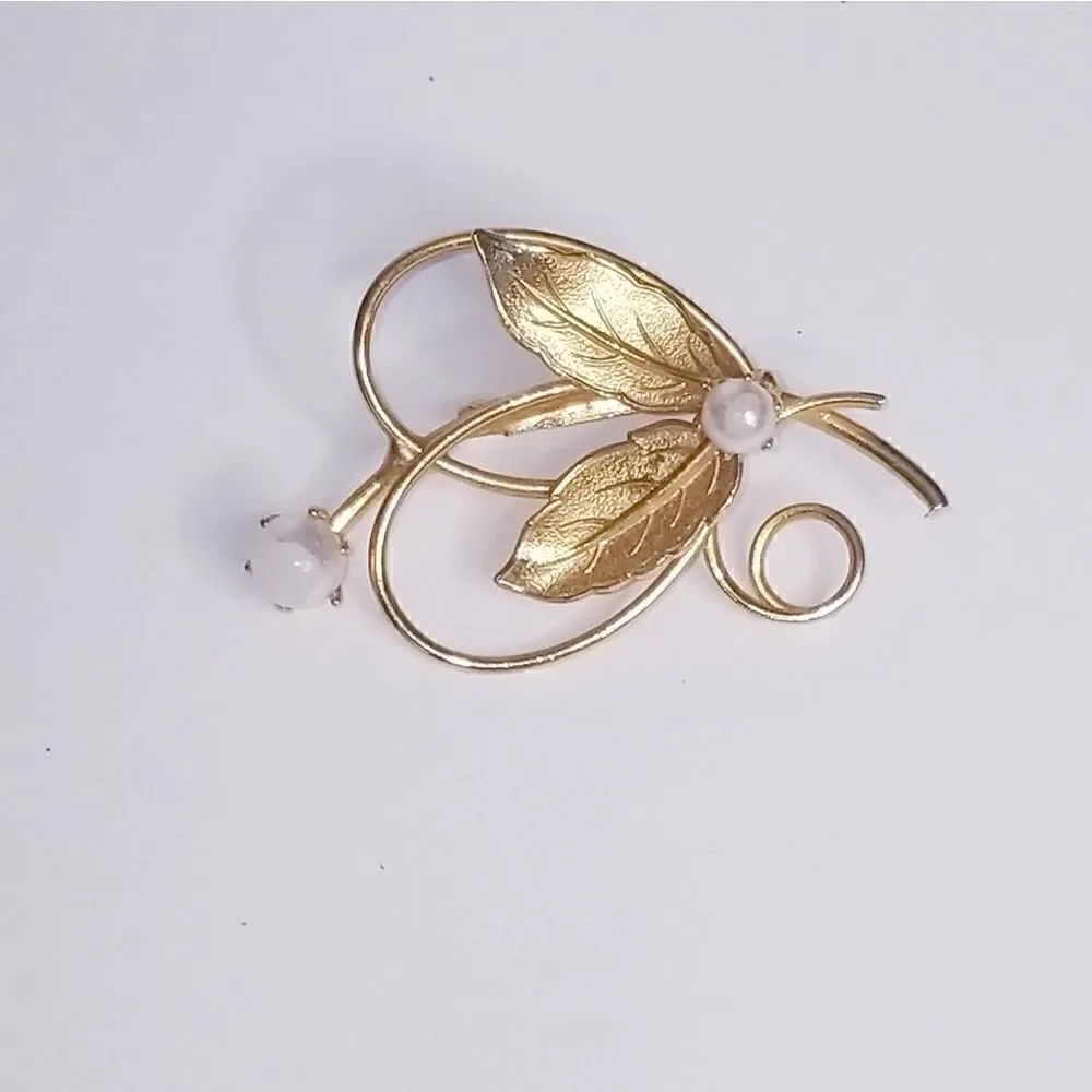 5/$25 Vintage Gold & Pearl leaf Brooch